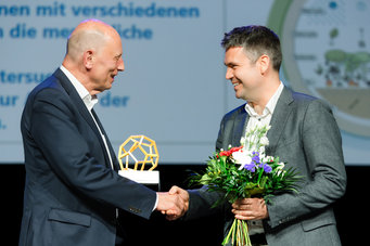 Minister für Wirtschaft, Wissenschaft und Digitale Gesellschaft Woflgang Tiefensee presents Patrick Roberts with the Thüringer Forschungspreis 2024